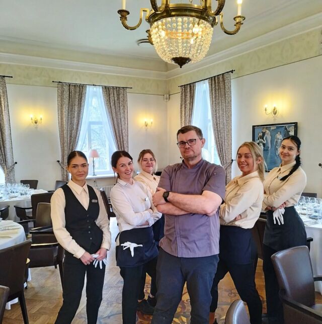 Peakokk Indrek ja teeninduse tiim on valmis – noad teritatud, naeratused paigas ja maitsed… oi, need maitsed!

.
.
#vihulamõisarestoran #vihulamanor #puhkaeestis #õhtusöök #uusmenüü