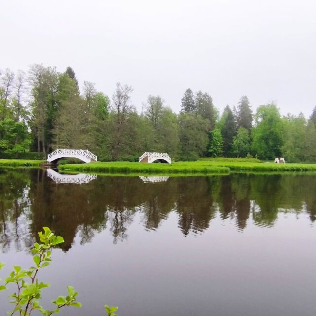 Mirror mirror on the river…
A manor, a bridge, a silent sky. The water tells two stories — both quietly beautiful.