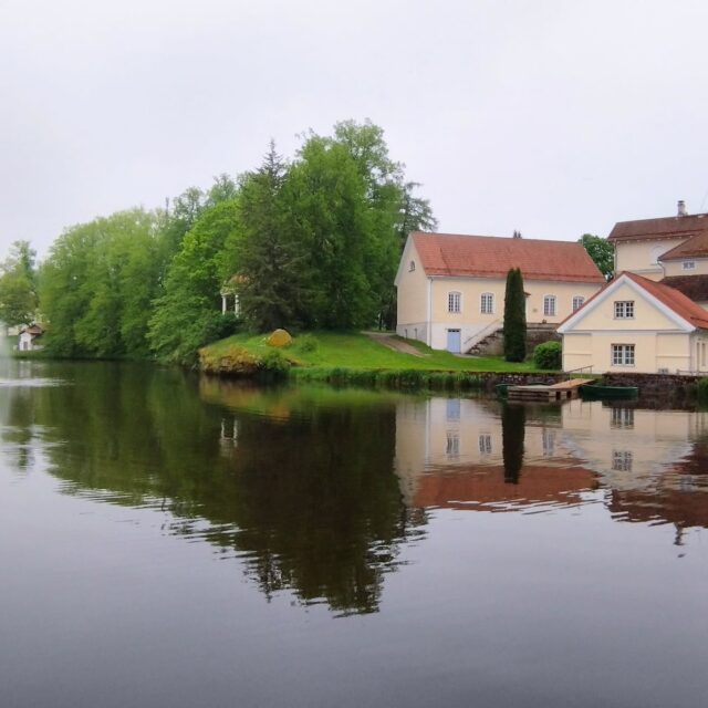 Mirror, mirror…
The river holds two faces of the manor — one with a bridge, one with just sky and stillness. One view, two moods, perfectly reflected.