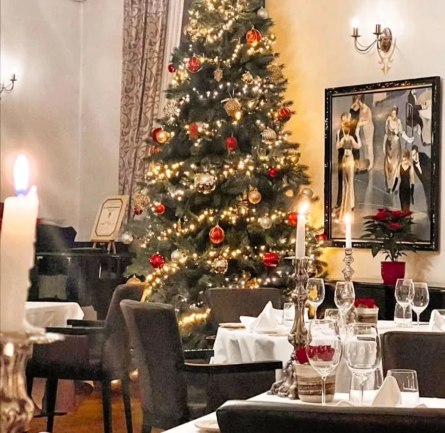 31. detsembril – üks mõis, kaks pidu. Vali, kuidas sina vana aasta soovid ära saata!
✨RAHULIK VANA - AASTAÕHTU  Vihula Mõisa Restoranis. Pidulik buffet õhtusöök. Restoran on avatud kuni kella 22.00
või
✨MEELEOLUKAS UUSAASTAPIDU ansambliga Karavan. Uhke pidu ja õhtusöök aidahoone Constance saalis koos särava programmiga: Karl Madis ja ansambel Karavan, mustkunstnik Fred-Erik Johanson. Õhtut juhib Vahur Jüris. Pidu kestab kuni 02.00.