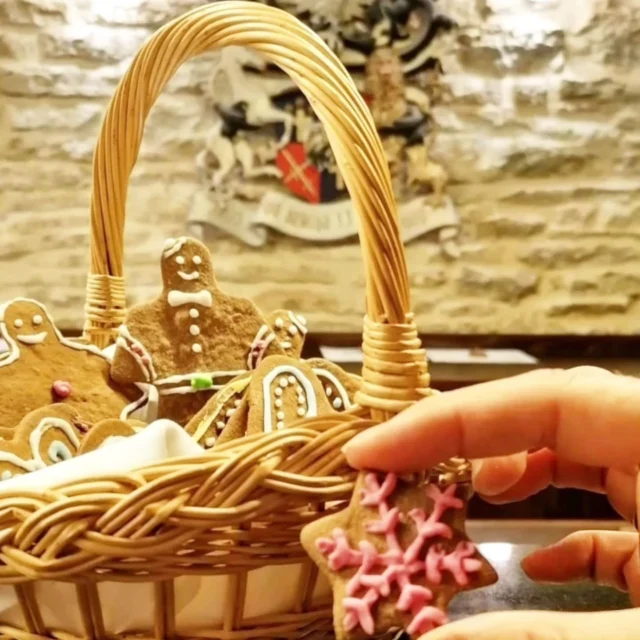 Kaunistame jõulude ajal lastega piparkooke. Kas teadsid, et ..
🤎Piparkoogid olid algselt ravim
Keskajal kasutati piparkooke seedimise parandamiseks ja külmetuse leevendamiseks – vürtsid nagu ingver, kaneel ja nelk olid tõeline tervisevara.
🤎Piparkoogid olid luksuskaup
Kuna vürtsid olid kallid ja haruldased, said piparkooke lubada vaid jõukamad inimesed. Neid kingiti sageli erilistel puhkudel.
🤎Piparkoogimees sündis muinasjutust
Kuulus piparkoogimees sai populaarseks pärast 19. sajandil ilmunud muinasjuttu „The Gingerbread Man“.
🤎Piparkoogimajad pole ainult muinasjutt
Traditsioon piparkoogimaju teha sai alguse Saksamaal ja on inspireeritud vendade Grimmide loost „Hans ja Grete“.