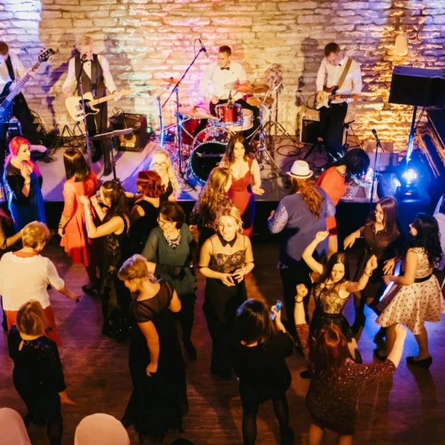 Oh need firmapeod… ✨
Hea muusika, tants hommikuni, naer, mis ei taha vaibuda, ja hetked, kus kolleegidest saavad peokaaslased.
Just need õhtud, mis jäävad meelde
ja millest sünnivad parimad mälestused. Kas teie järgmine pidu on meie juures? 😊