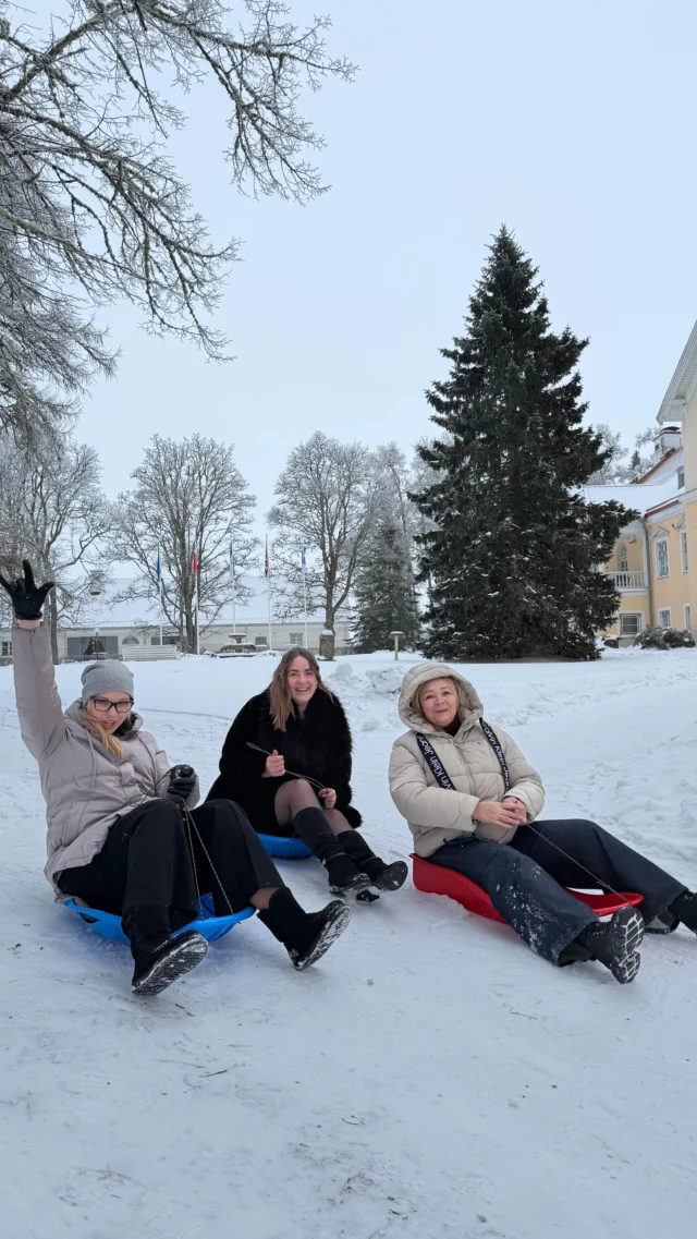 Kelgutavad töökaaslased, lapsed, rõõmsad vanemad ja ehtsad talverõõmud! Meie juures saavad kõik kelgutada ning mõnusalt aega veeta. Kelgud on kohapeal olemas – tule ja naudi talve täiega