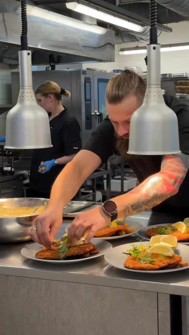 21.–29. märtsil ootab sind Vihula Mõisas Lahemaa Restoranide Nädal! Tule koge, kuidas talv ulatab kevadele käe ✨🌱

Peakokk Sander Lehtoja pakub külalistele hooajalisi roogasid, kus kohalik värske tooraine nagu õunad, peedid, pastinaak, porgandid ja ürdid loovad täiusliku maitsekoosluse. Iga suutäis on eriline ning meeldejääv elamus.

🍽️ Broneeri laud juba täna – info kommentaarides!