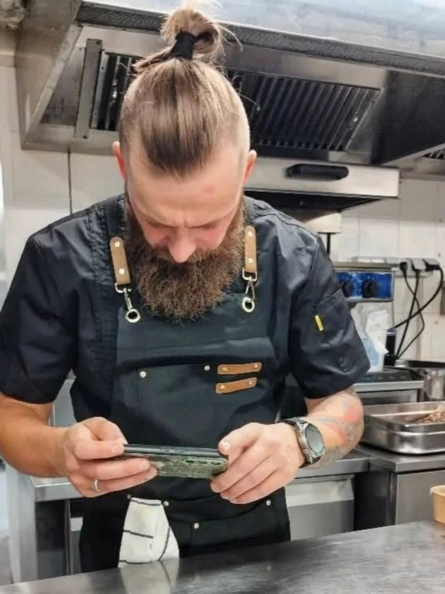 Uus Lobby Lounge menüü on teile maitsmiseks valmis! Menüüst leiad näiteks mahlase veiseburgeri, kuldkrõbeda šnitsli või aeglaselt küpsenud pardikoiva. Midagi erilisemat otsides proovi vähisabaorsotot Lahemaa moodi või röstitud mõisaaia peeti karamelliseeritud kitsejuustuga.
Soojaks alustuseks sobib suurepäraselt peakoka hooajaline mõisasupp ning magusasõpru ootavad Pavlova ja mõisaköögi päevakook.