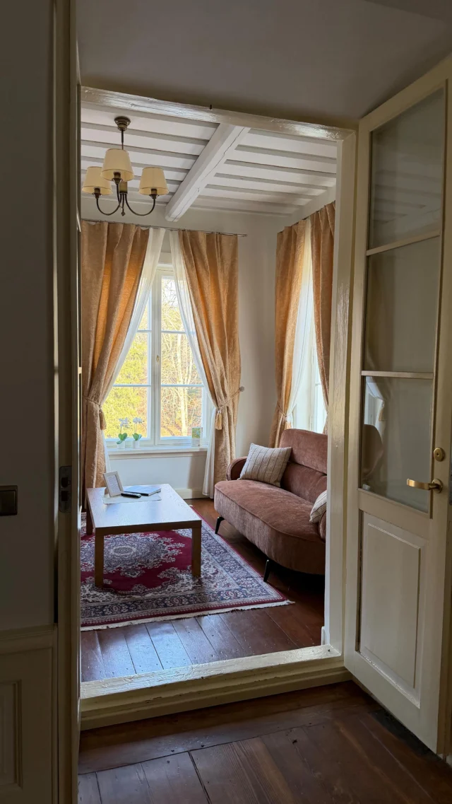 Mõnikord piisab väikestest detailidest, et läbida suur muutus 🙂‍↕️
Meie kerge uuenduskuuri läbinud sviitides ootab külalisi nüüd pehmem valgus, mõnusamad tekstuurid, rohkem soojust – sellised detailid, mida ei pruugi kohe märgata, aga mida on tunda.

Et oleks lihtsam aeg maha võtta.
Et oleks lihtsalt hea olla.

Sind ootab midagi enamat kui tavaline hotellituba. Tule & avasta Vihula mõisa sviidid ✨