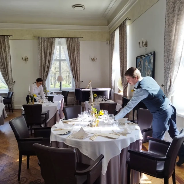 Enne õhtusööki: viimane ring saalis, pilgud detailidele. Külaliste saabumiseni on jäänud 45 minutit.