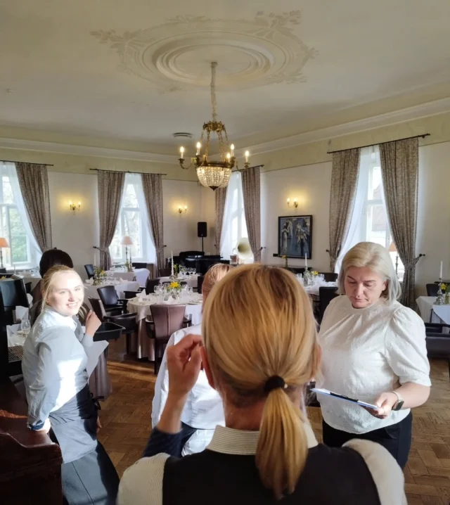 Enne õhtusööki: lauad kaetud, meeskond seab viimased detailid paika. Külaliste tulekuni on jäänud veel 30 minutit.