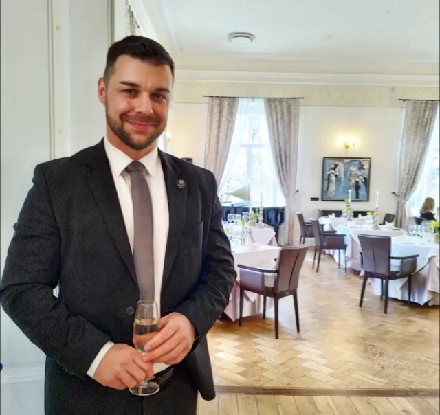 Ta ootab. Me ootame.
15 minutit veel ja õhtusöök võib  alata.